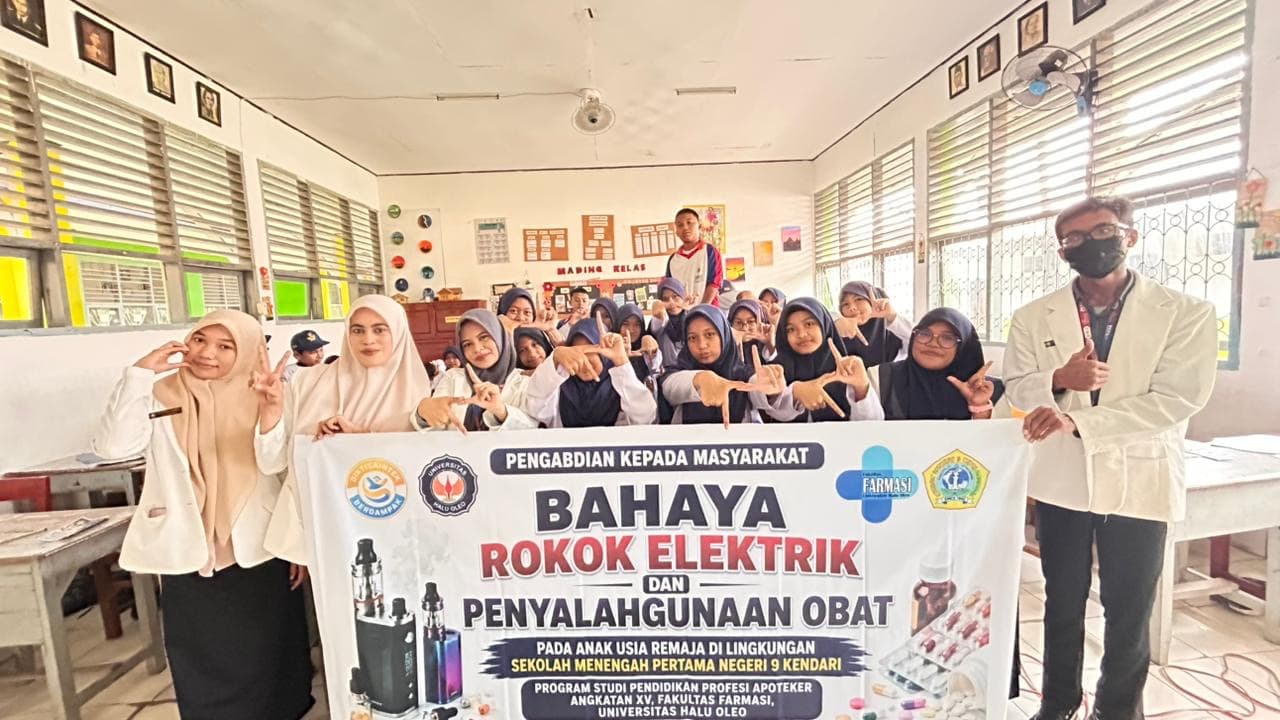 PENYULUHAN BAHAYA ROKOK ELEKTRIK DAN PENYALAHGUNAAN OBAT PADA ANAK USIA REMAJA DI LINGKUNGAN SEKOLAH MENENGAH PERTAMA NEGERI 9 KENDARI
